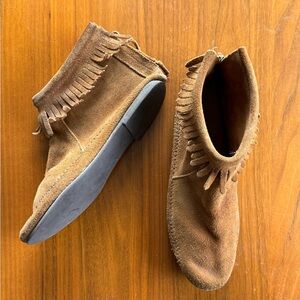 MINNETONKA leather moccasin boot with fringe sz 8.5
